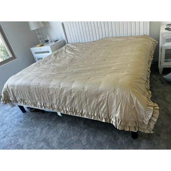 Daniel Cremieux Beige/Gold "Chocolate" ruffled coverlet Full/Queen Size - Picture 11 of 14